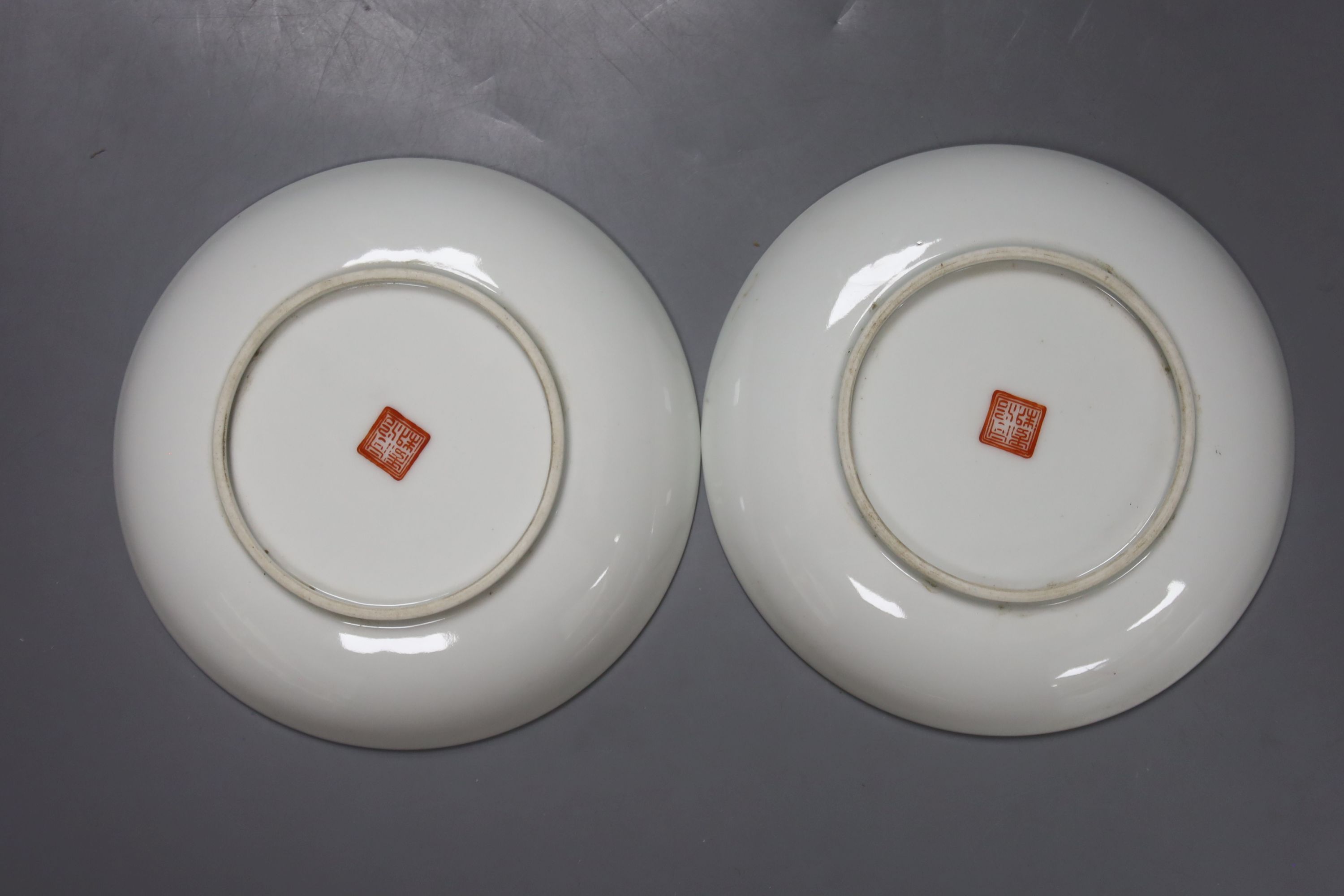 A pair of Chinese enamelled porcelain saucer dishes, 16cm diameter